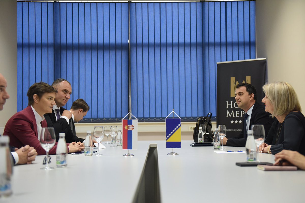 SerbianPM's tweet photo. Састанак са председавајућом Вијећа министара БиХ @KristoBorjana и размена идеја о регионалној трговинској сарадњи, заједничком раду на економским потенцијалима и инфраструктурној повезаности са циљем даљег развоја, у сусрет отварању 24. Међународног сајма привреде данас у Мостару https://t.co/rXrKzp8uul