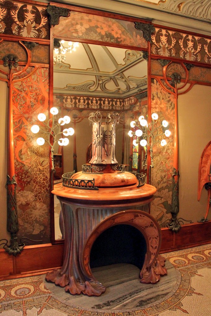 The Art Nouveau "Boutique Fouquet" from 1899, owned by French jewelry designer Georges Fouquet (1862 – 1957).

The interior of this jewelry shop was designed by famous artist Alphonse Mucha. 

It is preserved at the Carnavalet Museum in Paris, France.

📸 Sailko