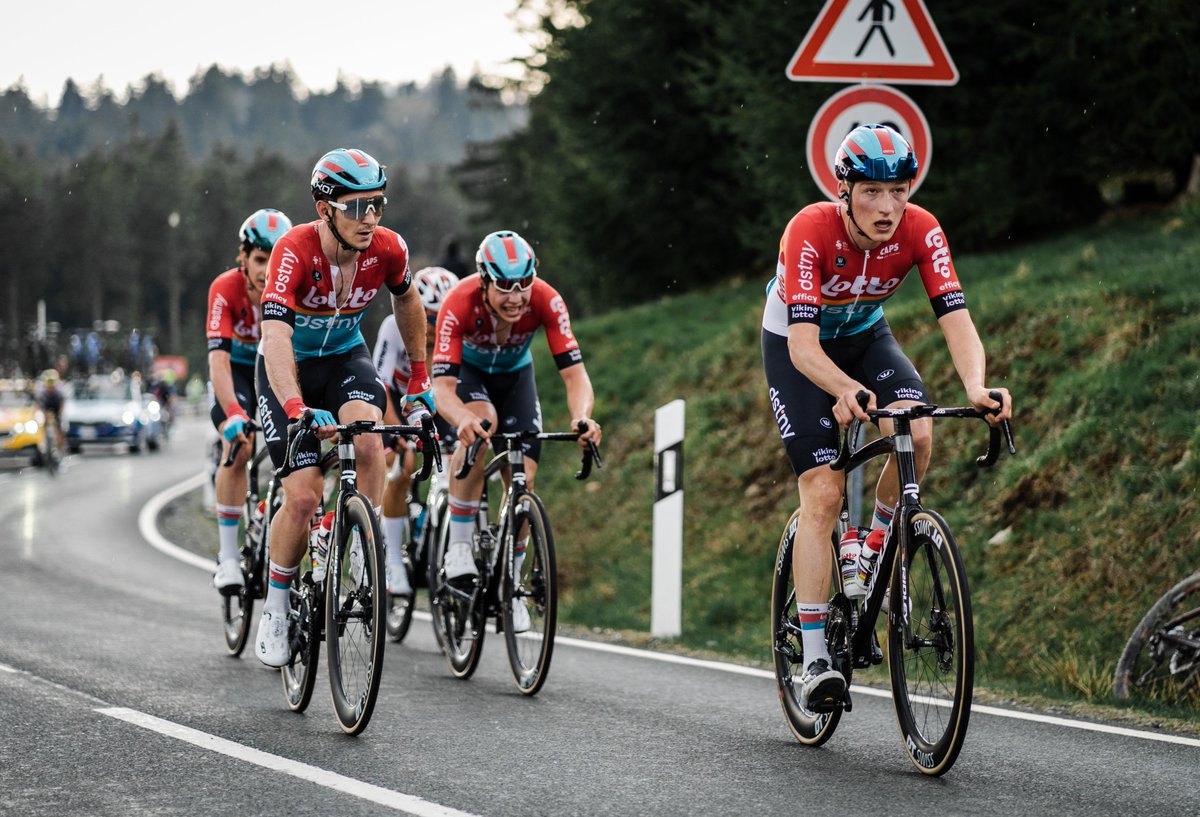 Great team spirit at yesterday's #Radklassiker 🇩🇪

The guys gave it their all in a brutally hard day out and it almost worked out in the end. 

Keep on going boys! 💪