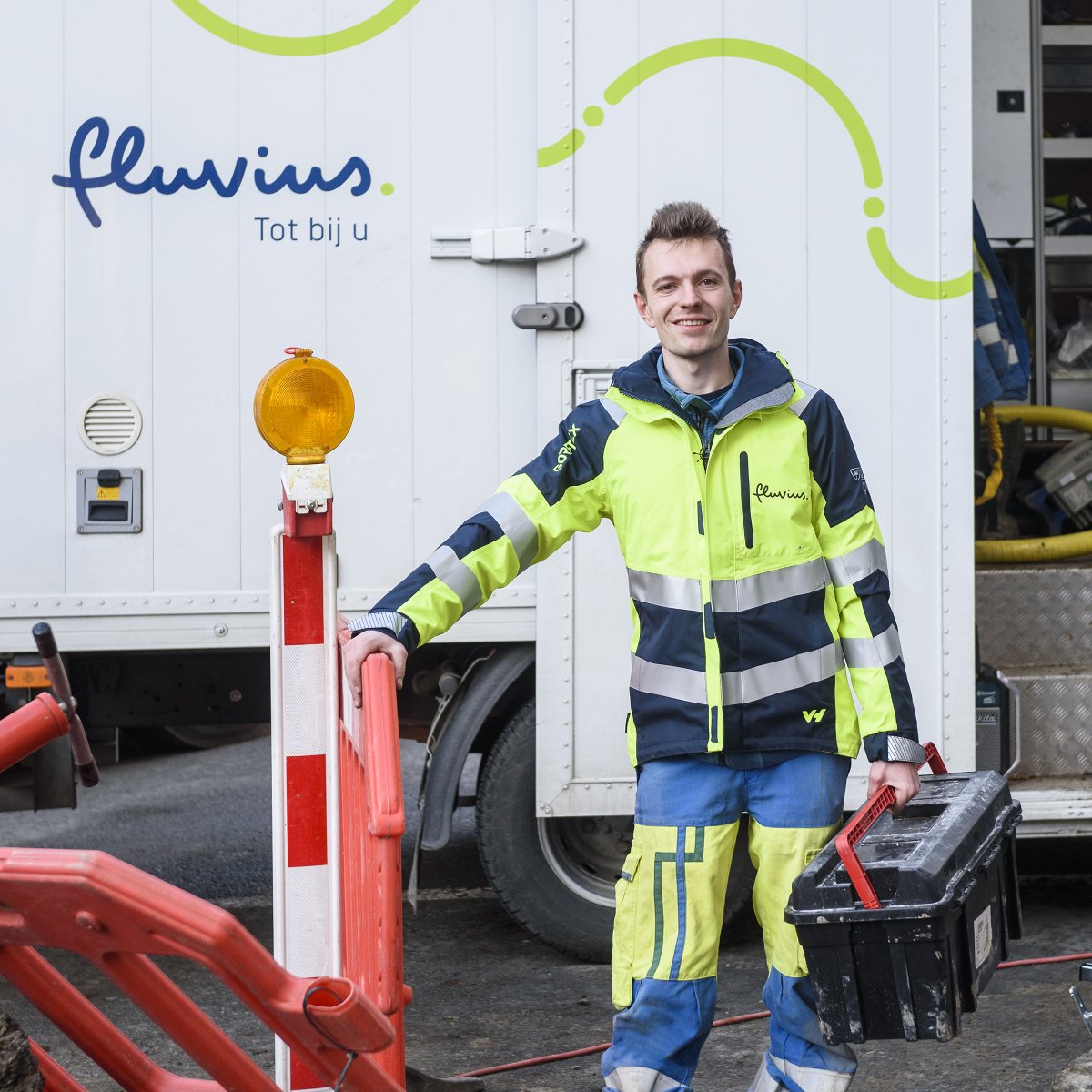 Fluvius_be's tweet photo. Om de elektriciteitsvoorziening klaar te stomen voor de toekomst, zal Fluvius tot 2032 vier miljard euro extra investeren in de Vlaamse netten.  Het is alle hens aan dek. Daarom zoekt Fluvius de komende twee jaar liefst 250 nieuwe collega’s. Stem vanavond af op Kanaal Z! https://t.co/7eSLgVoHSz