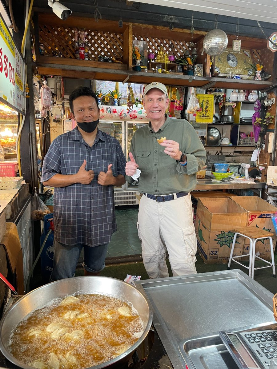 Great & delicious fun meeting Khun Ed @Saraburi and sampling Muak Lek’s famous curry puffs — Yum!! Wonderful to chat with a successful second-generation entrepreneur who is expanding his business - even delivering these tasty treats to Bangkok! Wishing Khun Ed and his family