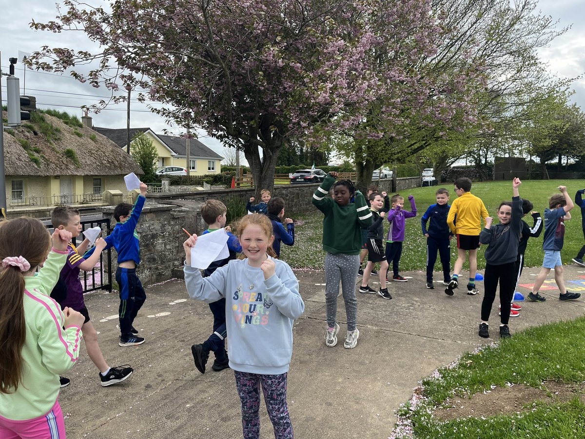 brureens's tweet image. Getting off to an #activestart to the week using our @ActiveFlag #activewalkway for some #orienteering activities in rang a dó and trí