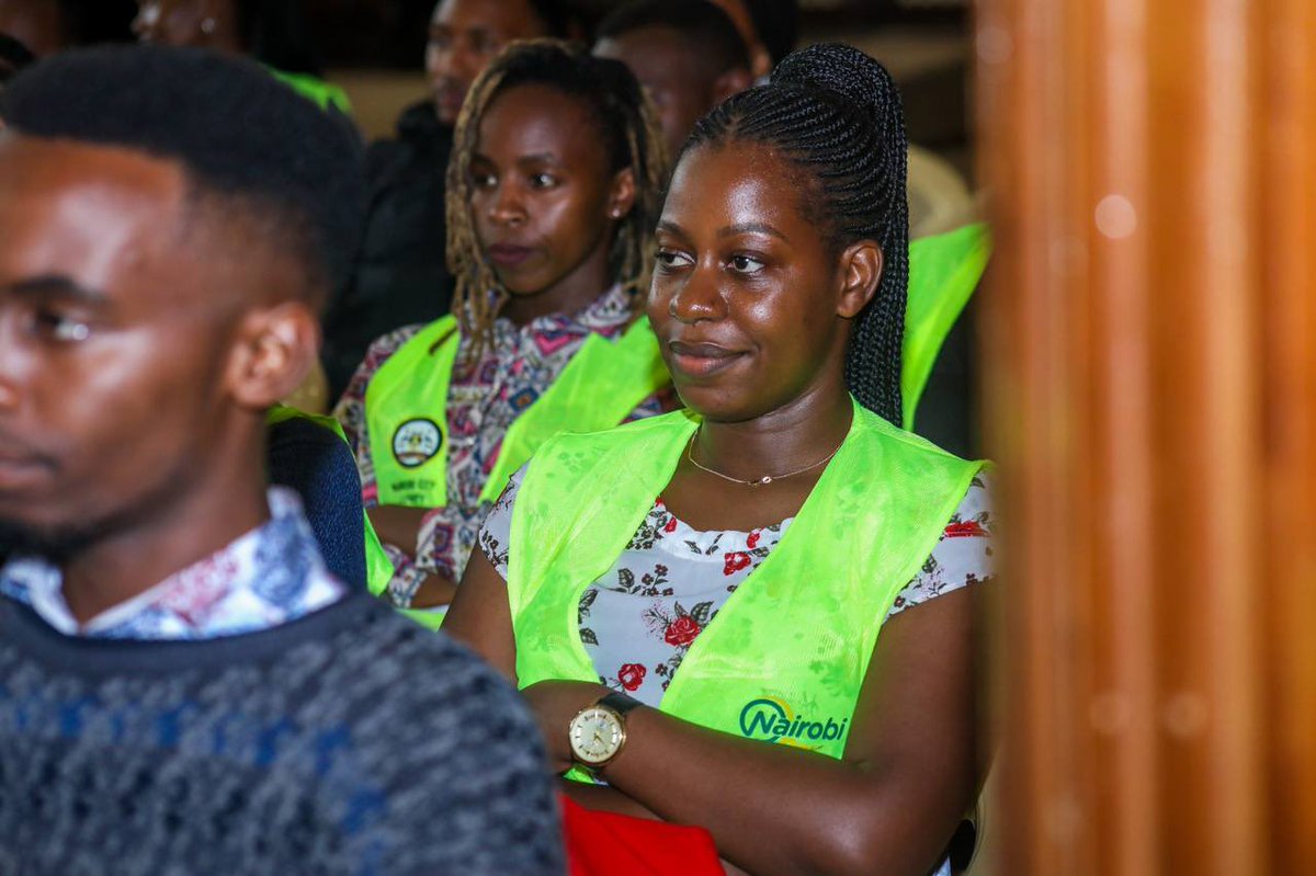 SakajaJohnson's tweet photo. We have digitized all payments to City Hall. However if you have to come for assistance, you’ll be met by this amazing team of NairobiPay interns at our customer service desks who will assist you with a smile and proper care. This morning I met this youthful team to thank them for their service that is changing how we interact with our customers everyday. They have contributed immensely to our improving revenue performance.