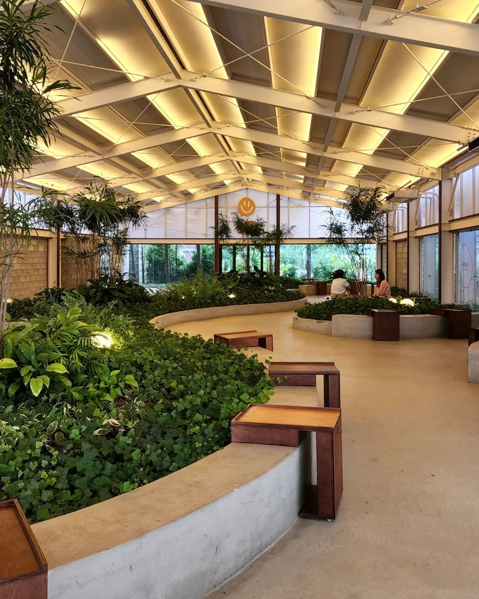 Coffee is like the taste of life itself. It is bitter at the bottom, and it will be fragrant after a long time. From time to time, I still think about the bitterness and bottomless blackness, and enjoy the excitement and passion brought by bitterness.