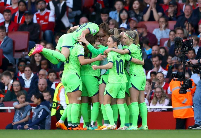 Kadınlar Şampiyonlar Ligi yarı finalinde Wolfsburg, deplasmanda Arsenal'ı 119. dakikada attığı golle 3-2 mağlup etti ve toplam 5-4'lük tur skoruyla finalde Barcelona'nın rakibi oldu. 

⚽ 11' Blackstenius
⚽ 41' Roord
⚽ 58' Popp
⚽ 75' Beattie
⚽ 119' Bremer