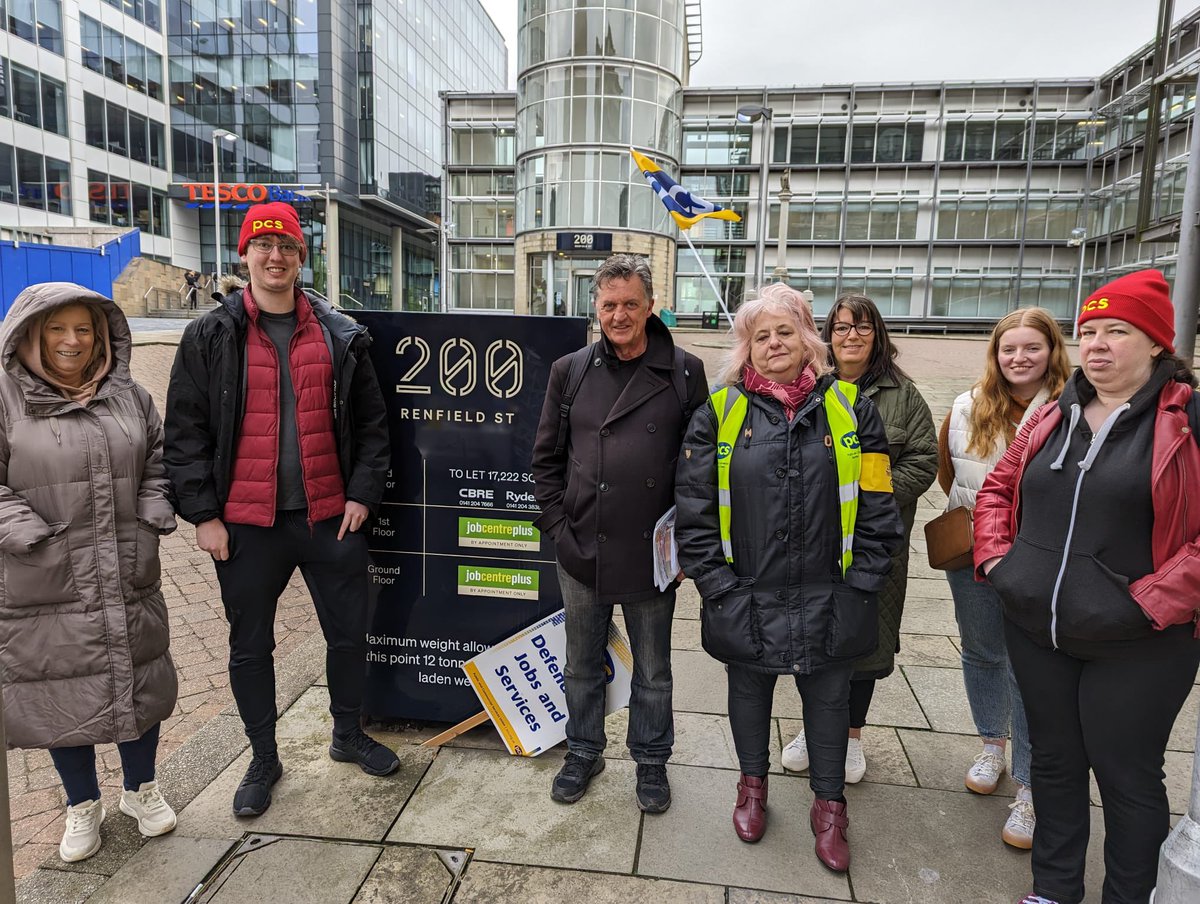 Early start for pickets at Glasgow City Jobcentre this morning! 

Lots of support from the public and a solid picket line 💪🏾

Support the strikes! 🪧 

#PCSonStrike