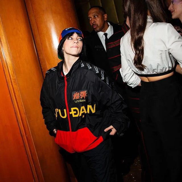 idleavealone's tweet photo. the duality of billie https://t.co/9O4PryEBQH
