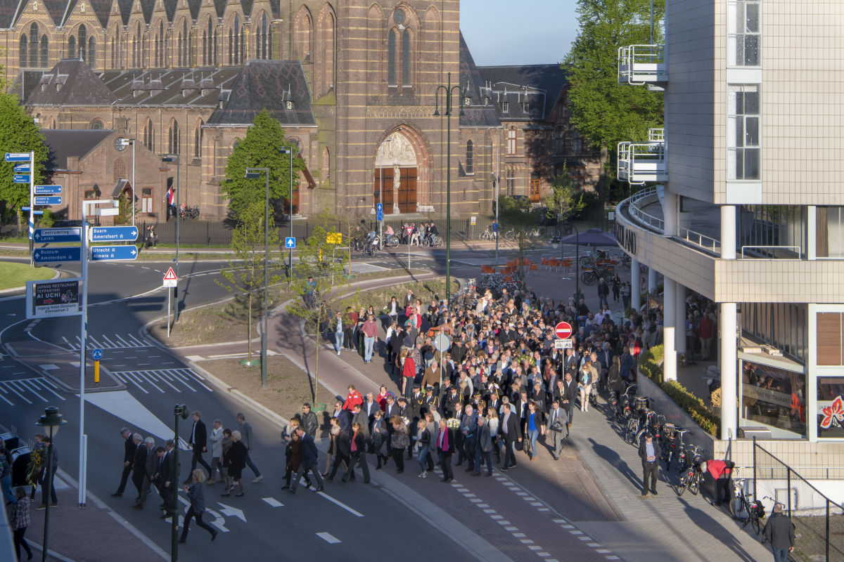 GemeenteHsum's tweet photo. We beginnen de 4 mei herdenking in Gooiland. Daarna lopen we in een stoet naar het verzetsmonument in het Rosarium. Loop je ook mee? Het hele programma vind je👉 https://t.co/VBXNJYCNBU https://t.co/lVmjReXcJ8