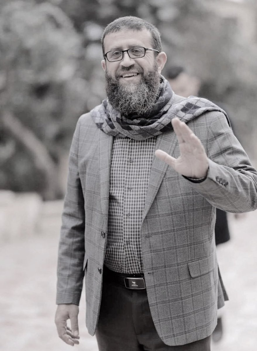 Ali_AlQaradaghi's tweet photo. وصية الشيخ الشهيد #خضر_عدنان:

بسم الله الرحمن الرحيم

الحمد لله رب العالمين أن وفقني للإضراب عن الطعام للحرية، الحمد لله على نعمائه التي لا تعد، ولا تحصى، والصلاة والسلام على سيد الخلق حبيب الحق سيدنا محمد صلى الله عليه وآله وسلم.

أبعث لكم بكلماتي هذه وقد ذاب شحمي ولحمي ونخر عظمي وضع��ت قواي من سجني في الرملة الحبيبة الفلسطينية الأصيلة، وصيتي هذه لأهلي وأبنائي وزوجي وشعبي.

زوجتي أوصيك وأبنائي بتقواه تعالى، والاستعصام بحبله المتين والاستغناء بفضله عمن سواه وقول الحقّ في كل زمان، ومكان وصلة الأرحام والصلاة والزكاة والحفاظ على حرمات الله وحقه في حالنا، ومالنا، وحركتنا، وسكنتنا، والعلم إن خير بيوتات فلسطين هي بيوتات الشهداء، والأسرى والجرحى والصالحين.

أوصيكم بالأعمام والأخوال والأقارب والجيران وكل من له حق علينا, أوصيكم أن لا تتركوا لأحد حق عليّ معنوي أو مادي فمحبكم الأكثر حاجة إلى رحماته تعالى، إذا كانت شهادتي فلا تسمحوا للمحتل بتشريح جسدي ، وسجوني قرب والدي واكتبوا على قبري هنا عبد الله الفقير خضر عدنان دعواتكم له ولوالديه والمسلمين بالرحمات واجعلوه قبرا بسيطا وأطلبوا من الله لي المغفرة والرحمة والتثبيت وسعة القبر وأن يجعل قبورنا رياض من رياض الجنة لا حفر من حفر النيران وأن يتقبل أعمالنا كلها خالصة لوجهه الكريم.

أم عبد الرحمن والأولاد معالي وبيسان وعبد الرحمن ومحمد وعلي وحمزة ومريم وعمر وزينب سامحوني، وإخوتي أبو عدنان، وأبو أنس وأم نور وكل الأخوال، والأعمام والأقارب، والخلان، والجيران على أي تقصير في جنبكم وأنا أغادر هذه الحياة الدنيا، ولكن تأكدوا إنني ما شُغلت عنكم بإذن الله إلا الواجب.

يا شعبنا الأبي أبعث لكم هذه الوصية تحية ومحبة، وكلي ثقة برحمته تعالى، ونصره وتمكينه، هذه أرض الله ولنا، فيها وعد منه إنه وعد الآخرة، لا تيأسوا فمهما فعل المحتلون، وتطاولوا في احتلالهم وظلمهم، وغيهم، فنصر الله قريب، ووعده لعباده بالنصر والتمكين أقرب.

سلامي لسادتنا ذوي الشهداء، والأسرى، وتحياتي لهم وكل الأحرار والثوار.

زوجك المحب أم عبد الرحمن، والدكم المحب أبنائي، أخيكم المحب إخوتي، ابنكم المحب شعبنا.

دعواتكم أن يتقبلني الله شهيدا مخلصا لوجهه الكريم.

محبكم خضر عدنان – مشفى الرملة