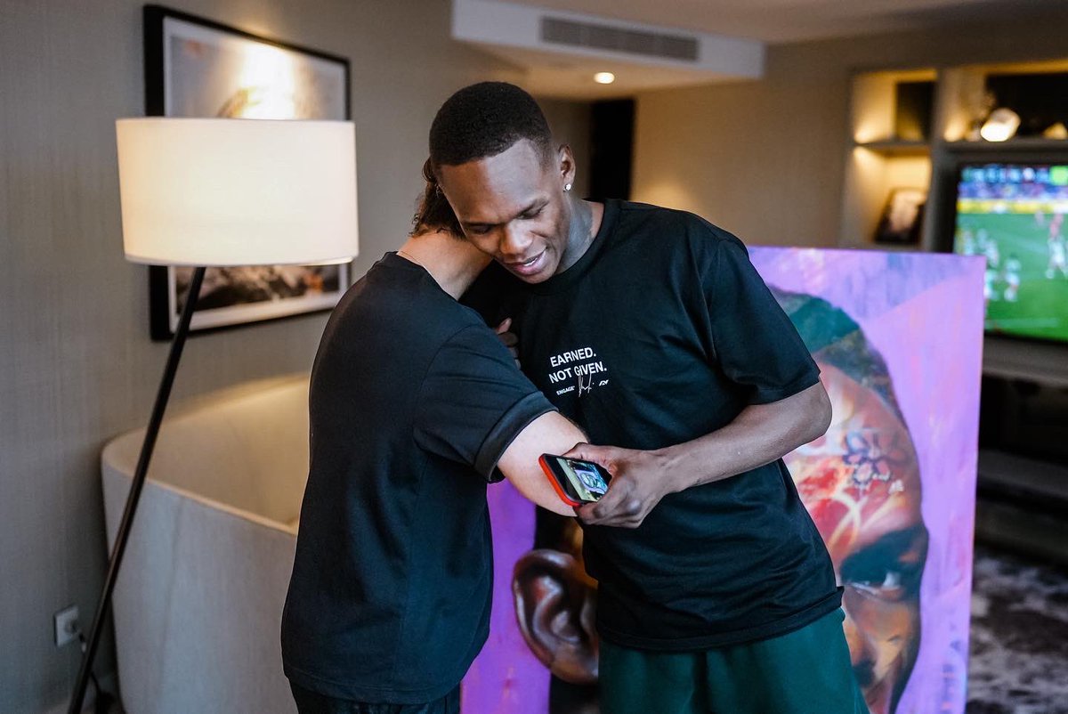 stylebender's tweet photo. “Art imitates life” - 🎭✨
The time and effort it takes to create a masterpiece as this from the imagination is always amazing to me. The pics don’t do the work of @paink_artist justice, seeing his work irl is an experience with a new easteregg to discover. Bless freedom of expression, bless the imagination! 🎨 #rocklee #anime