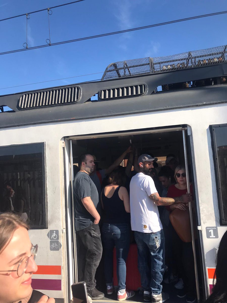 #renfe avui així.... dos hores per arribar de Cubelles a Castelldefels... #averia