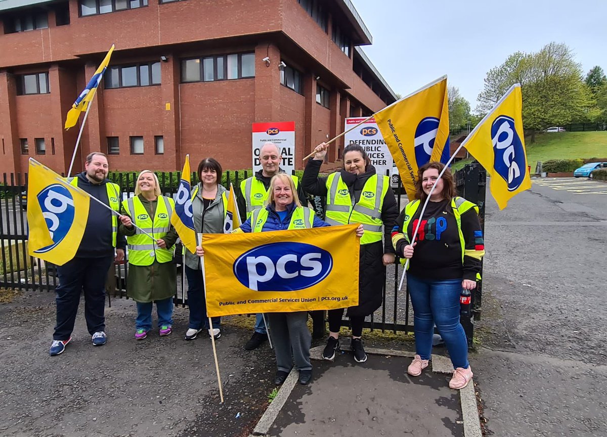 Springburn Jobcentre (of picket line Slosh fame!) with a brilliant turnout on the picket this morning! 

Springburn members will be picketing every day this week - get along and show your support! ✊🏼🪧❤️

#PCSonStrike
