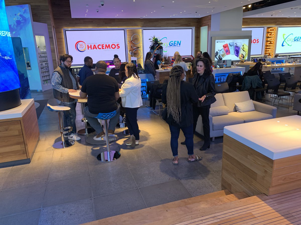 D_A_Delgado's tweet photo. Made amazing connections at this past Saturday’s April Networking event hosted by our awesome AT&amp;T Michigan Store in Downtown Chicago! @ChicagoHacemos @OxygenChicago https://t.co/mQ2GW2AT0i
