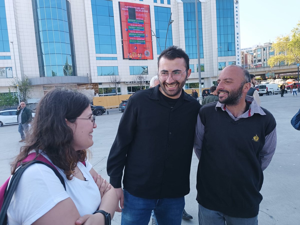 cllky_'s tweet photo. Haklarını almak için Kartal Meydanı'nda buluşan Migros işçileriyle birlikteydik. İşcinin sırtından geçinen Tuncay Özilhan da işçinin hakkını işçiden habersiz yapılan görüşmelerle savunduğunu iddia edenler de kaybedecek. Kazanan Migros işçisi olacak! @Deemir3514 https://t.co/g93L123gQj