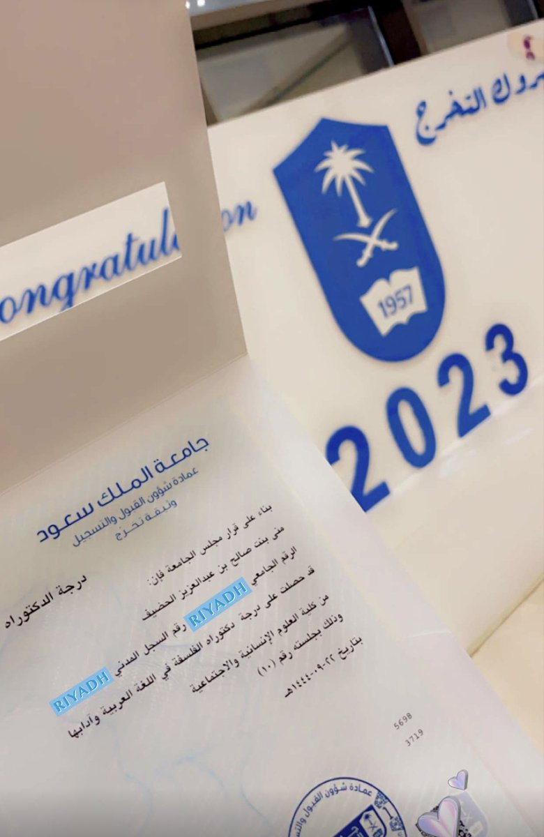 m0na_a's tweet image. الحمد لله دومًا وأبدًا..
ها أنا أغلق ملف سنوات من الدراسة والبحث حتى نلت الدرجة💞
فخري واعتزازي لجامعتي @_KSU .. وحبًا لا ينضب للكلية التي كانت لسنوات علمي منهلًا و منبعًا @chssksu @Arabic_ksu
وستفخرين بي يومًا
فمن كان حلمه العلا لن يقف عند عتبة للنجاح فالنجاح أفق لا حد له💞