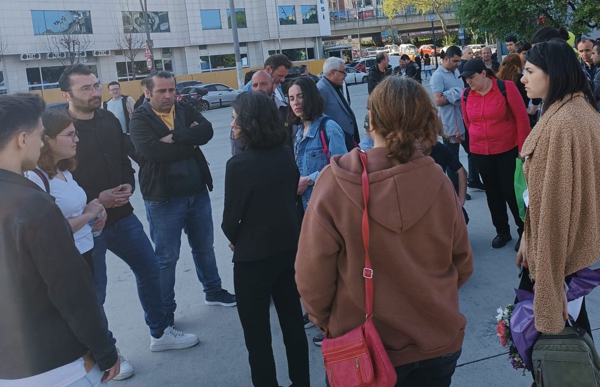 cllky_'s tweet photo. Haklarını almak için Kartal Meydanı'nda buluşan Migros işçileriyle birlikteydik. İşcinin sırtından geçinen Tuncay Özilhan da işçinin hakkını işçiden habersiz yapılan görüşmelerle savunduğunu iddia edenler de kaybedecek. Kazanan Migros işçisi olacak! @Deemir3514 https://t.co/g93L123gQj