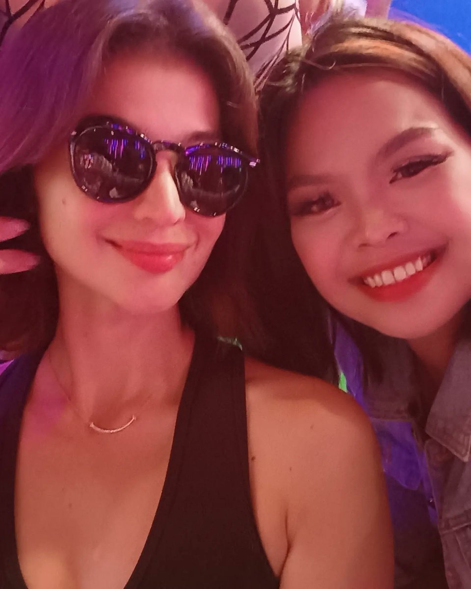 dieyoungjade's tweet photo. Wala akong gaano pics with Showtime Hosts kase lahat ngarag na sa rehearsal pero di ko matiis si Ate Anne ๐ฅบ
Parang manika tas sobrang bait pa.
#ItsTimeForShowtime https://t.co/PAV6RyUT0V