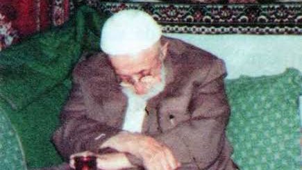 “Başkasında görülen hatâdan kişi mahşerde mahcup olur. Başkasının hatâsı dağ kadar, kendi hatâmız mercimek tânesi kadar olsa bile, gözünüzün bebeğine kendi hatânızı tutun, başkasının hatâsını görmeyin.”

İhramcızâde İsmail Hakkı Toprak (k.s.)
#mesayihikiram #kelamıkibar