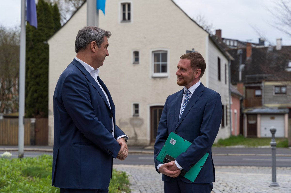 MPKretschmer's tweet photo. Tausche #Eierschecke gegen Teich - so war die Abmachung mit @Markus_Soeder für den Rückkauf des Schulteichs durch die Gemeinde #Oppach. Das Gewässer fiel vor Jahren wegen einer Erbschaft an #Bayern. Eine gute Stärkung für die Kabinettssitzung mit Bayern heute in #Wunsiedel. (SK) https://t.co/wCWeorfCRs