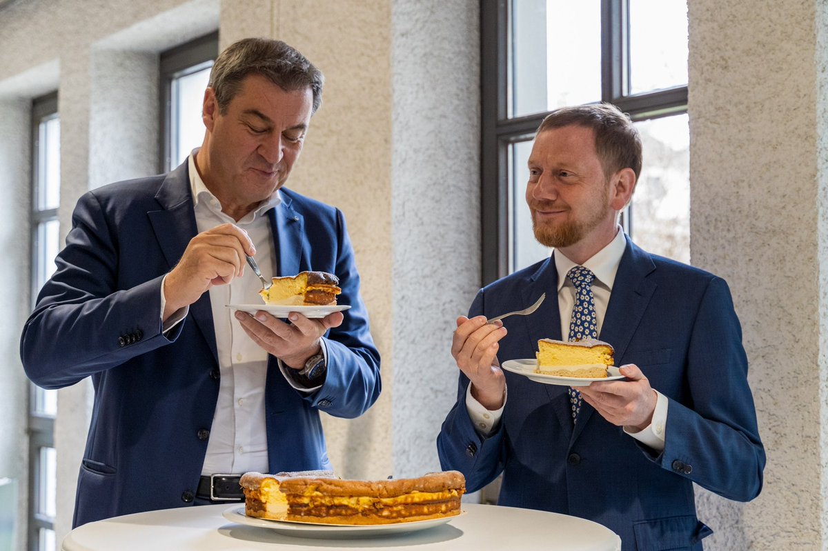 MPKretschmer's tweet photo. Tausche #Eierschecke gegen Teich - so war die Abmachung mit @Markus_Soeder für den Rückkauf des Schulteichs durch die Gemeinde #Oppach. Das Gewässer fiel vor Jahren wegen einer Erbschaft an #Bayern. Eine gute Stärkung für die Kabinettssitzung mit Bayern heute in #Wunsiedel. (SK) https://t.co/wCWeorfCRs