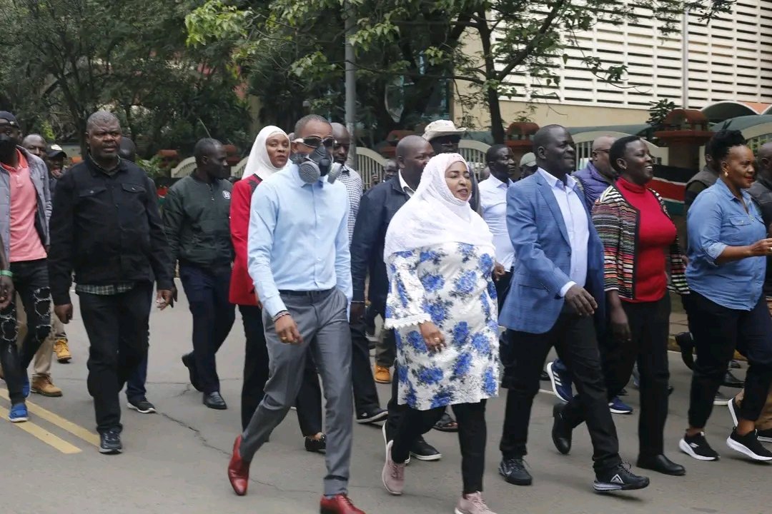 A section of Azimio legislators led by Lt General @babuowino wearing a gas mask as they are headed to Harambee house to serve the president with their petition

MaandamanoTuesday BabuOwino Sonko Pastorezekiel