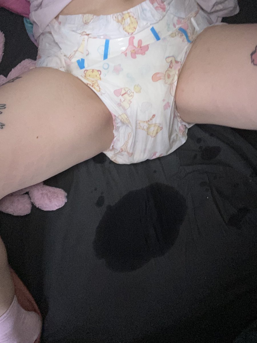herkittyleo's tweet photo. Me: Oopsie, mommy I leaky💦
Mommy: Aww look at my cute Baby being all wet, let Mommy take care of this 💕
Me: But I wan help…
Mommy: no no, you are too small for this, leave this to the grown ups☺️
*starts making the bed, throwing everything in the laundry* 🎀✨
#abdl #diaper https://t.co/C7ov7P2ii8