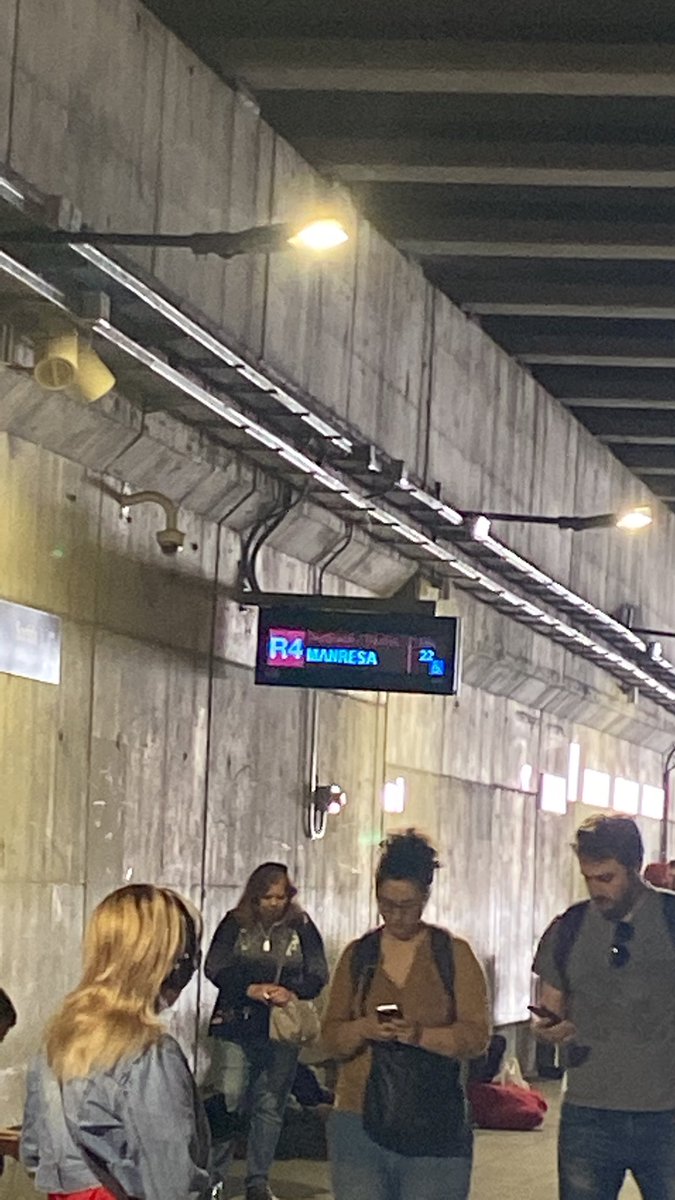 MartaWat13's tweet photo. @rodalies 
Em podrieu dir que li pasa al tren r4 direcció manresa? Habia de pasar a les 11:26 https://t.co/fqeaSibu4B