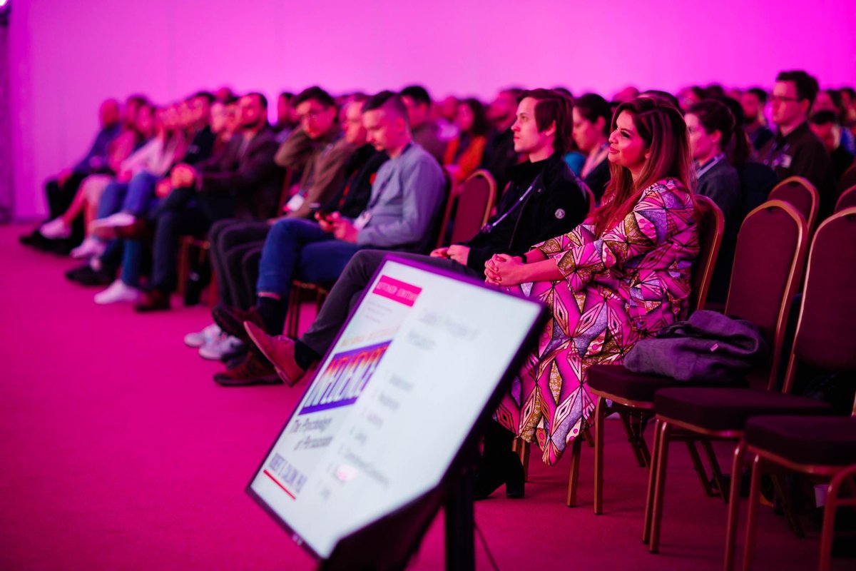 If you’re speaking at an event &amp; are a tad nervous, assign an enthusiastic front-row friend 🫶🏽

Their job is to nod, holler, clap, live-tweet, take pics, bring the energy 🙌🏼

If we’re at an event together, I’m ALWAYS happy to be this person 💜

(Love the pic from <a href="/dotnetdaysro/">dotnetdaysro</a>!)