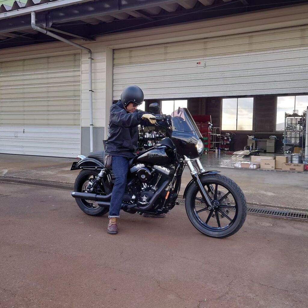 overloadmain's tweet photo. 本日は2011FXDBの納車でした。

以前お乗りの車両とは全く異なるポジションですが、敷地内を試運転するうちに感覚は掴まれたようです。
新たな乗り味を満喫して下さい👍

#ハーレー
#FXDB
#クラブスタイル https://t.co/US1PUf4B7q https://t.co/FEhZGxeHkd