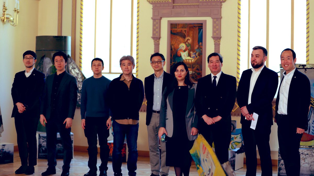 _Akopyan_Meri's tweet photo. Attended the “art composed by the Russian arms” exhibition with the Japanese 🇯🇵diplomats @JPEmbUA. I introduced our guests to the activity of the volunteers of #Dobrobat, who were the initiators of transforming aggression into art, and the future symbolic victory https://t.co/u40hJaES4O
