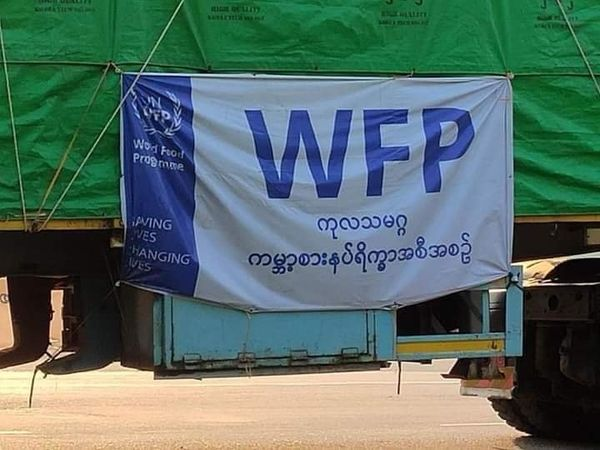 Kim_Jolliffe's tweet photo. “It is true that they’re transporting rations in vehicles with UN symbols because I saw them. 

... The vehicles they used have licence plates issued to the UN and UN symbols were used on other vehicles,”

https://t.co/3Nj8a2U5eV

#WhatsHappeningInMyanmar https://t.co/6oF3v37thS