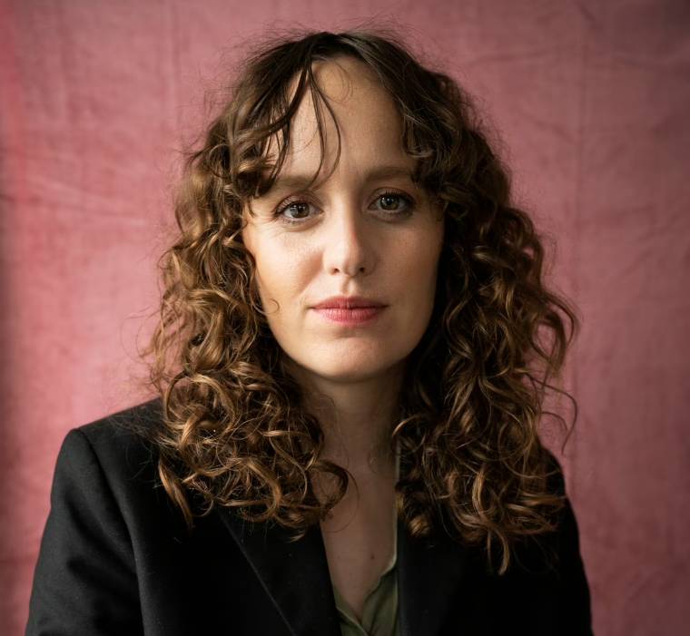 NoeliaRMontes's tweet photo. La nueva literatura satírica con la palabrería corporativa ya está aquí.
El culto a la productividad se denuncia en ficciones escritas como documentos de RRHH, libros que se leen como conversaciones de Slack o poemarios con extractos de LinkedIn 

https://t.co/wvwiDRsn57 https://t.co/SrXlK1N7U9