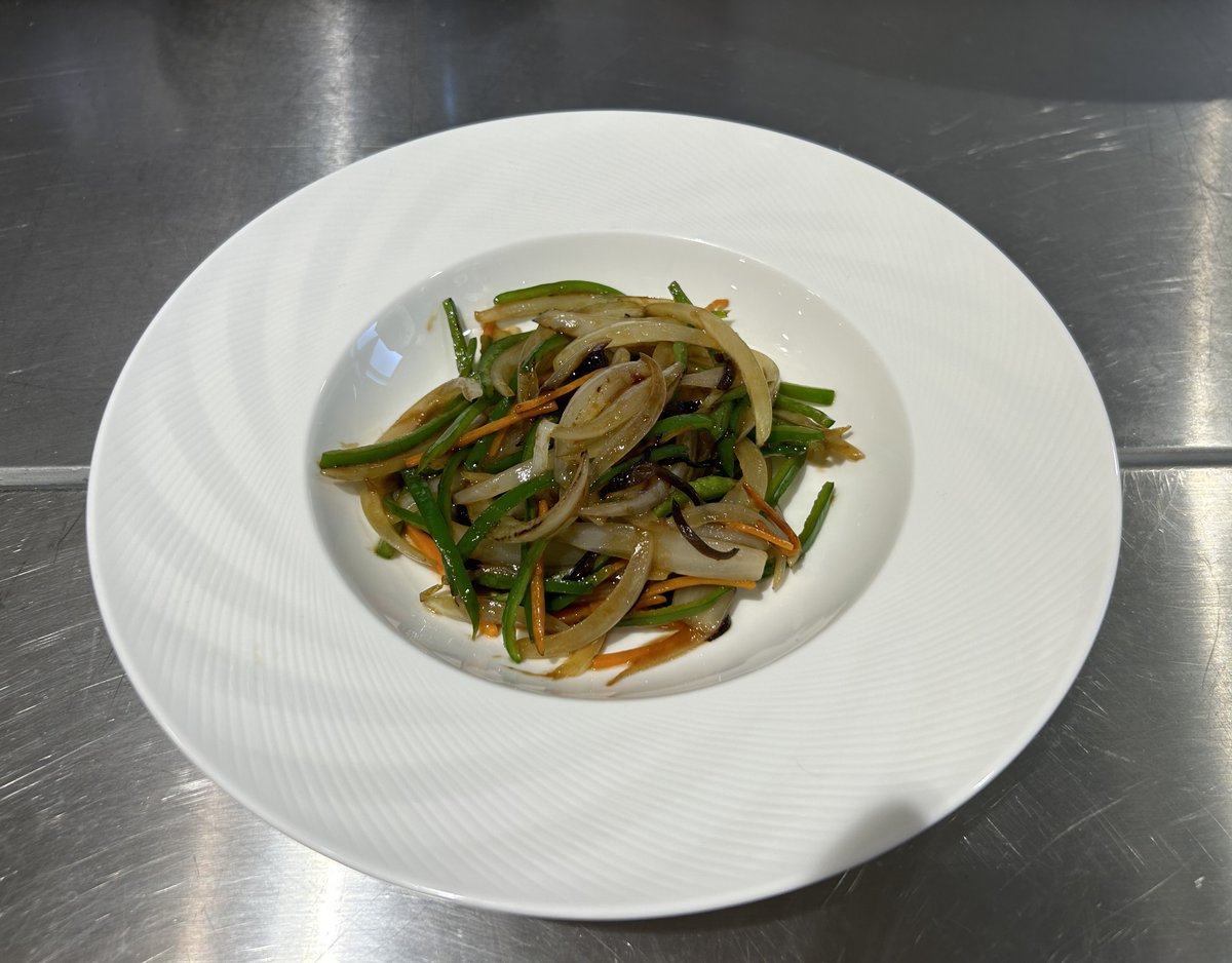YAMANOTE_PR's tweet photo. 調理総合本科１年の中国料理実習では野菜炒めを作りました！家庭用のコンロとは違い、桁違いに強い火力に戸惑う様子も…
しかしだんだんと火力調整にも慣れ、野菜の食感も残っている美味しい野菜炒めが出来上がりました！
＃東京山手調理師専門学校 ＃調理師 ＃毎日実習 https://t.co/PP3kkxOVmw
