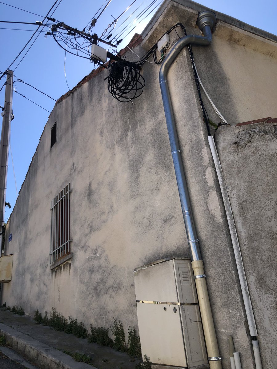 RimK_le_doc's tweet photo. @SFR @orange @marseille voilà des mois que ce câble est coupé/enroulé sans intervention malgré les nombreux signalements de dommages réseaux sur les différentes plateformes. Qu’attendez-vous ? Un accident ? Tra de Roux 13007. https://t.co/8aW99uMVT8