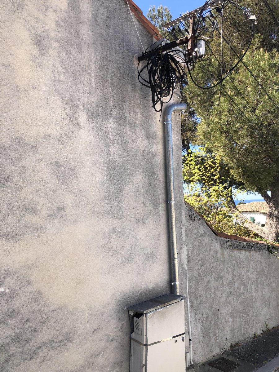 RimK_le_doc's tweet photo. @SFR @orange @marseille voilà des mois que ce câble est coupé/enroulé sans intervention malgré les nombreux signalements de dommages réseaux sur les différentes plateformes. Qu’attendez-vous ? Un accident ? Tra de Roux 13007. https://t.co/8aW99uMVT8