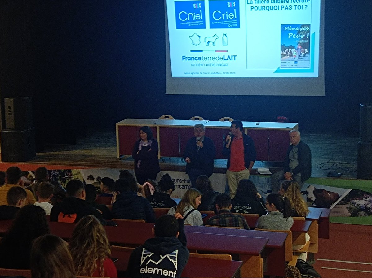 CrielCentre's tweet photo. Même pas peur...d'être #éleveur 🐮🥛 Présentation du film et échanges avec les élèves du lycée agricole de Fondettes : 
➡️ Installation
➡️ Revenu 
➡️Adaptation au changement climatique
Tous les sujets sont abordés! 🔎
@cniel @TFagrocampus https://t.co/LEQC5LqFFU