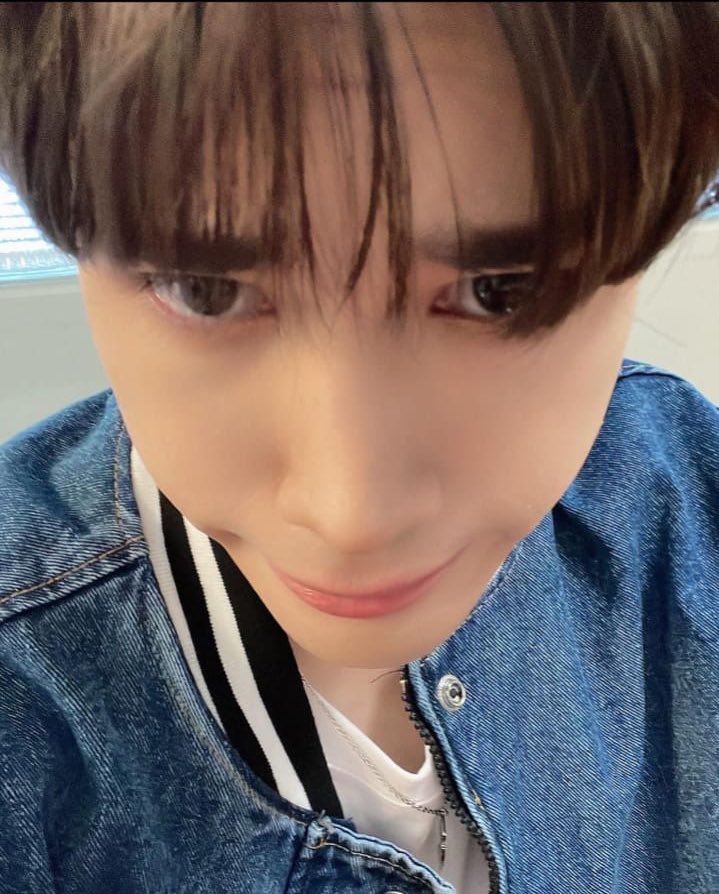 princejaychang's tweet photo. i am so attached to this type of jay selfie help 😭 he has to make this a regular thing or i'll cry https://t.co/p8yo2Bo4Ir