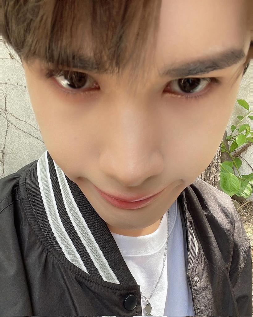 princejaychang's tweet photo. i am so attached to this type of jay selfie help 😭 he has to make this a regular thing or i'll cry https://t.co/p8yo2Bo4Ir