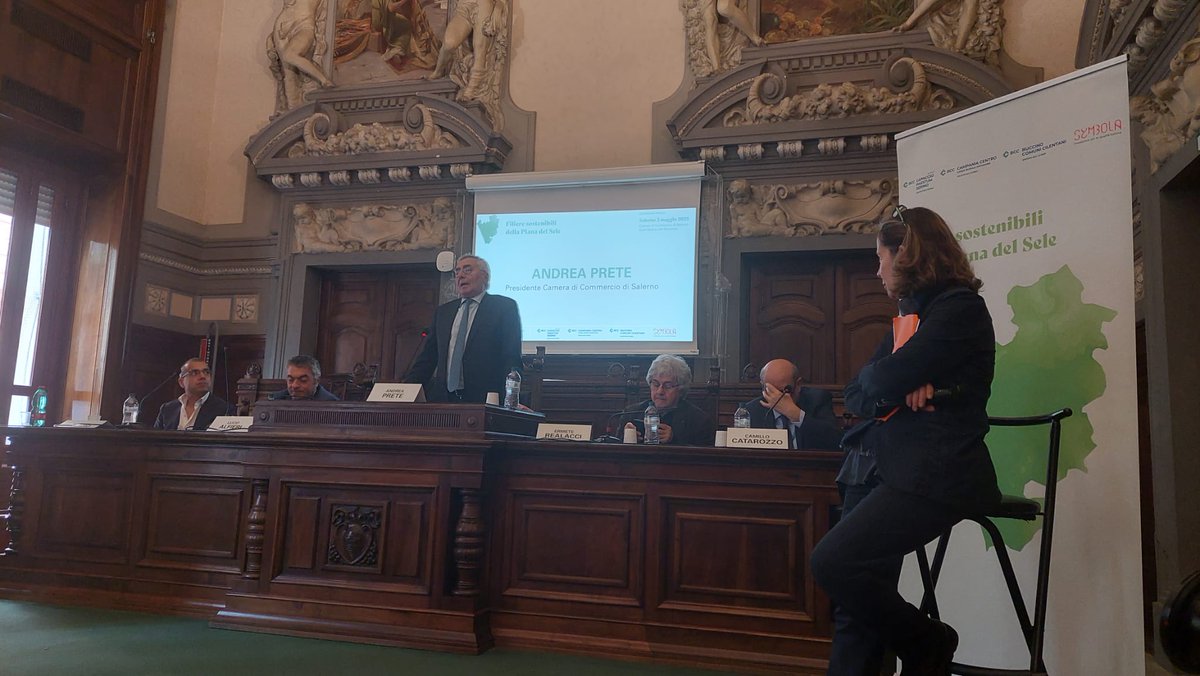 SymbolaFondazio's tweet photo. 🎙️#AndreaPrete Presidente @CCIAA_Salerno “le Camere di commercio sensibilizzano e assistono le pmi nella transizione green e stanno lavorando alla creazione dei Punti Energy Management (P.E.M.)”. #PianadelSele #FiliereSostenibili https://t.co/h3EsYMpVqd