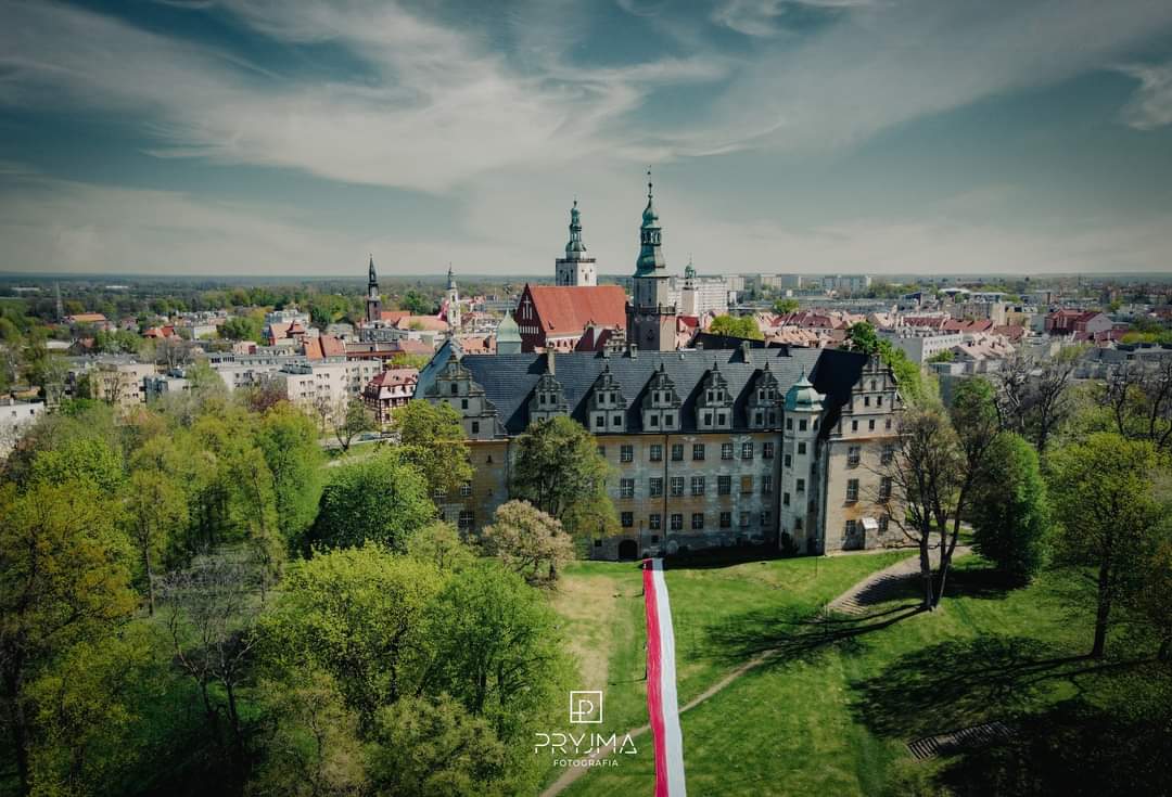 PryjmaTomasz's tweet photo. Dziś Dzień Flagi Rzeczypospolitej Polskiej. I ogromna 100 metrowa Flaga uchwycona z powietrza 😍🇵🇱🇵🇱🇵🇱🇵🇱🇵🇱🇵🇱🇵🇱🇵🇱🇵🇱 #olesnica https://t.co/9oTkyhPHNC