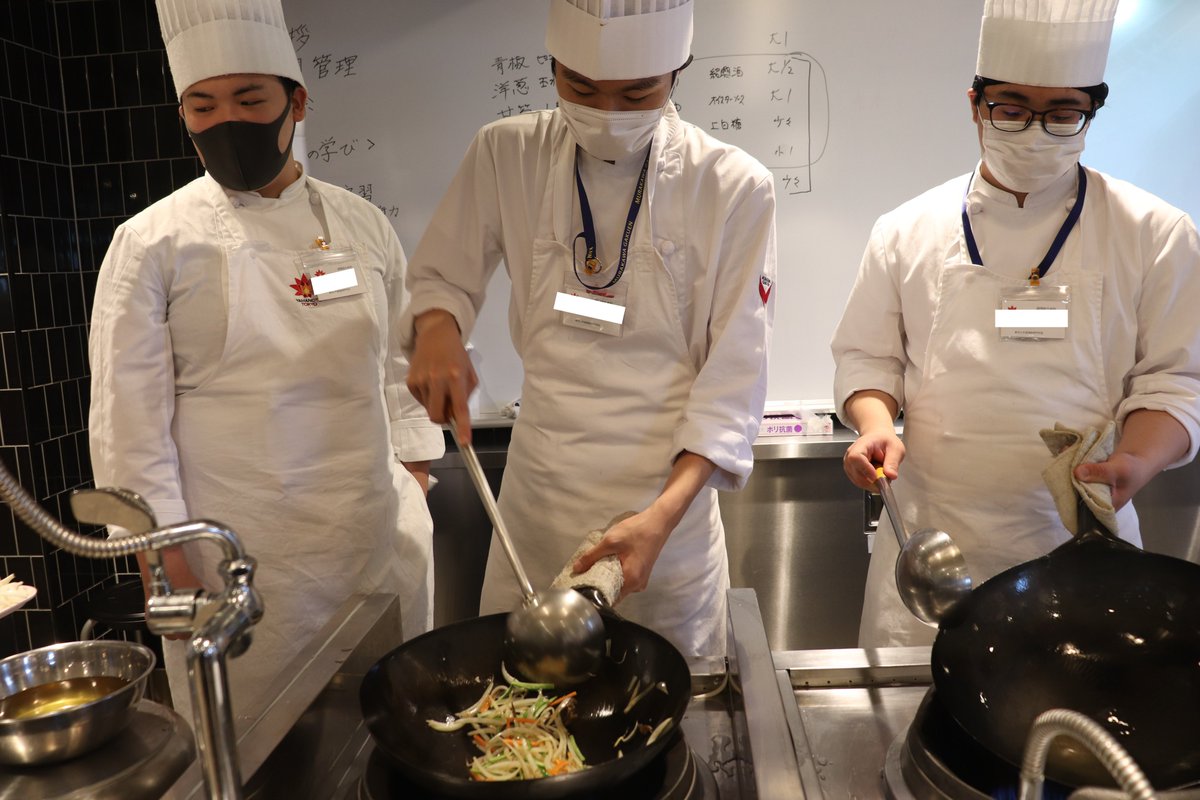 YAMANOTE_PR's tweet photo. 調理総合本科１年の中国料理実習では野菜炒めを作りました！家庭用のコンロとは違い、桁違いに強い火力に戸惑う様子も…
しかしだんだんと火力調整にも慣れ、野菜の食感も残っている美味しい野菜炒めが出来上がりました！
＃東京山手調理師専門学校 ＃調理師 ＃毎日実習 https://t.co/PP3kkxOVmw