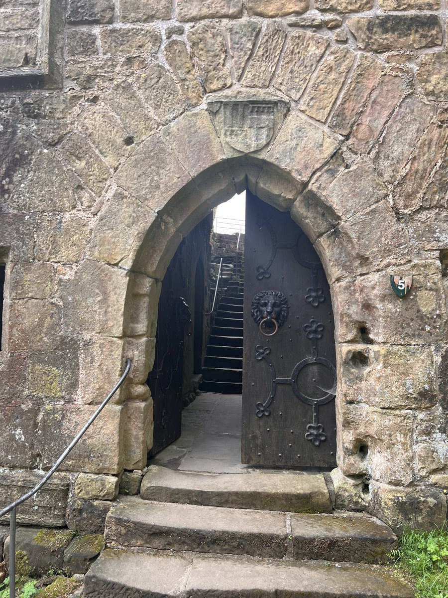 SonjaKmec's tweet photo. Gorgeous castle cum 20th century residence and distillery #Befort / Beaufort, Luxembourg. https://t.co/9lB5cIwTJ0