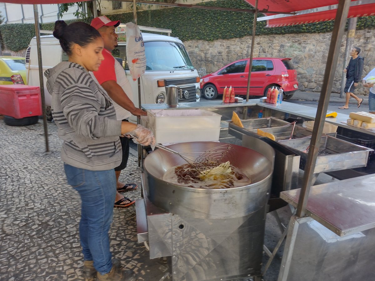 boyd_pedro's tweet photo. (matéria de Novembro de 2022)  

Pastel frito na fogueira da inflação!! Com alta de 30% no preço do óleo e inflação dos alimentos, o clássico das feiras do Rio ficou mais caro, e a culpa, quem diria, é da guerra na Ucrânia. Confira!  https://t.co/GSd95Z3QNJ
#ReverberaEco https://t.co/37AbfM76wz