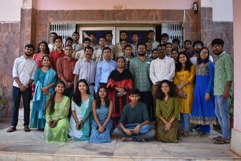 IIMCDKLB's tweet photo. EJ #GroupB at #IIMCDhenkanal organised a tour for Class IX students of St. Xavier's High School to the institute's Media Museum &amp; Audio-Video lab. IIMC students shared insights on journalism as a career + how a newsroom works. The event culminated with a quiz+prize distribution. https://t.co/sSsuvCCY5i
