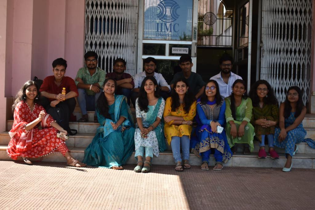 IIMCDKLB's tweet photo. EJ #GroupB at #IIMCDhenkanal organised a tour for Class IX students of St. Xavier's High School to the institute's Media Museum &amp; Audio-Video lab. IIMC students shared insights on journalism as a career + how a newsroom works. The event culminated with a quiz+prize distribution. https://t.co/sSsuvCCY5i
