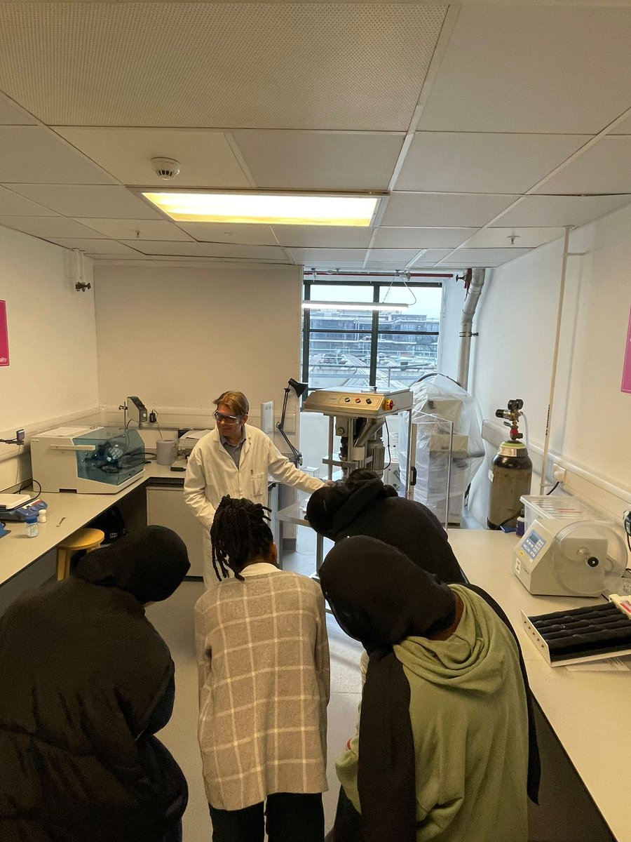 Prof. Claire Thompson tweet media