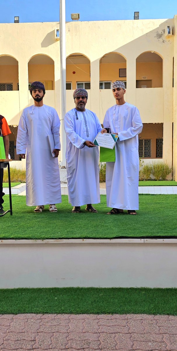 alsultanf_schoo's tweet photo. جانب من تكريم  الأستاذ أيوب المحرزي للطلبة المجيدين في مادة التربية الإسلامية للصفين الحادي عشر والثاني عشر، متمنين لهم المزيد من التميز والنجاح. https://t.co/lMR3g8nXaM