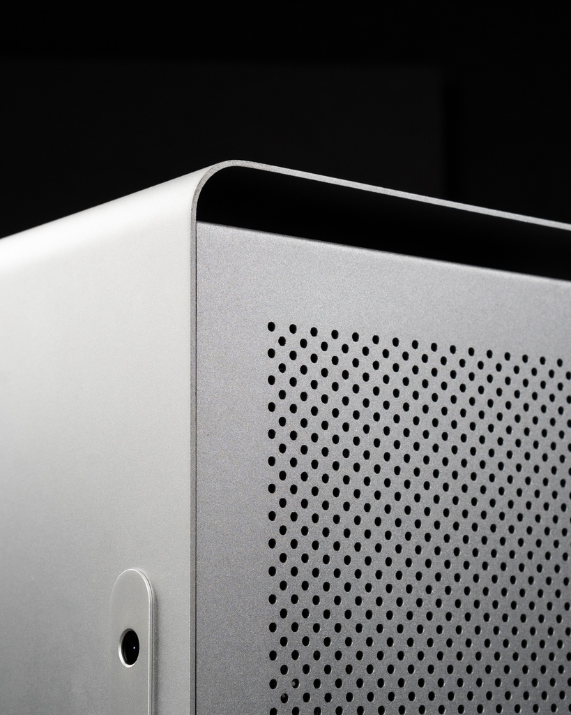 DreamcoreSG's tweet image. Guess the chassis! 👴🏻

#customPC #buildaPC #PCMR