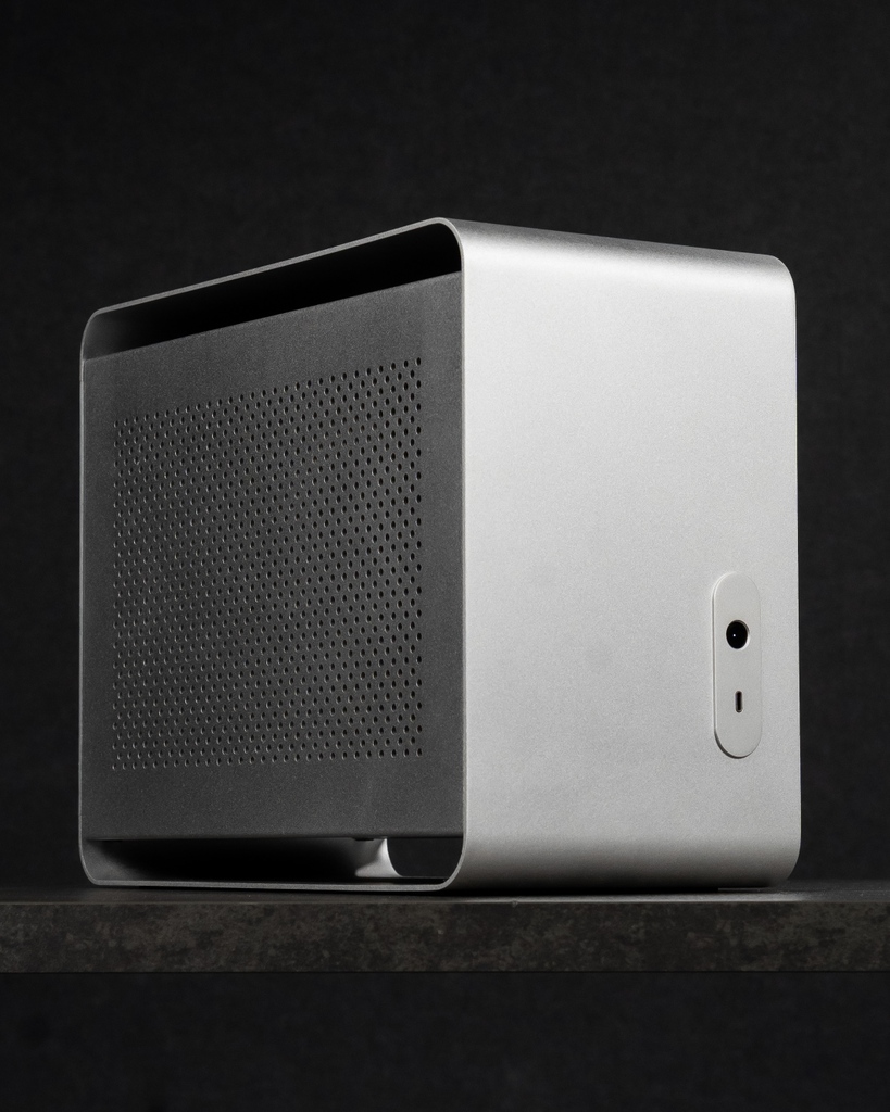 DreamcoreSG's tweet image. Guess the chassis! 👴🏻

#customPC #buildaPC #PCMR