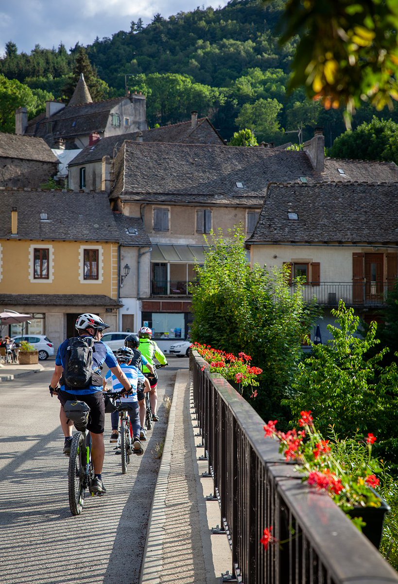 lozeretourisme's tweet photo. Envie de vivre une belle #aventure ? 🚵 On a le #parcours qu'il vous faut : La Grande Traversée du Massif Central ! La #GTMC c'est un itinéraire #VTT de 1380km qui part du Morvan et qui va jusqu'à la Méditerrannée 🚴
📸 © Aloha Studio / GTMC-VTT
👉 https://t.co/f2Yfy2fC38 https://t.co/srei8iTado